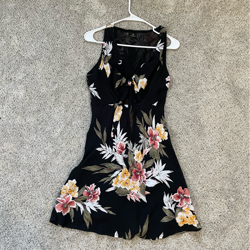 Volcom small island dress w cutout and bow detailing on the chest